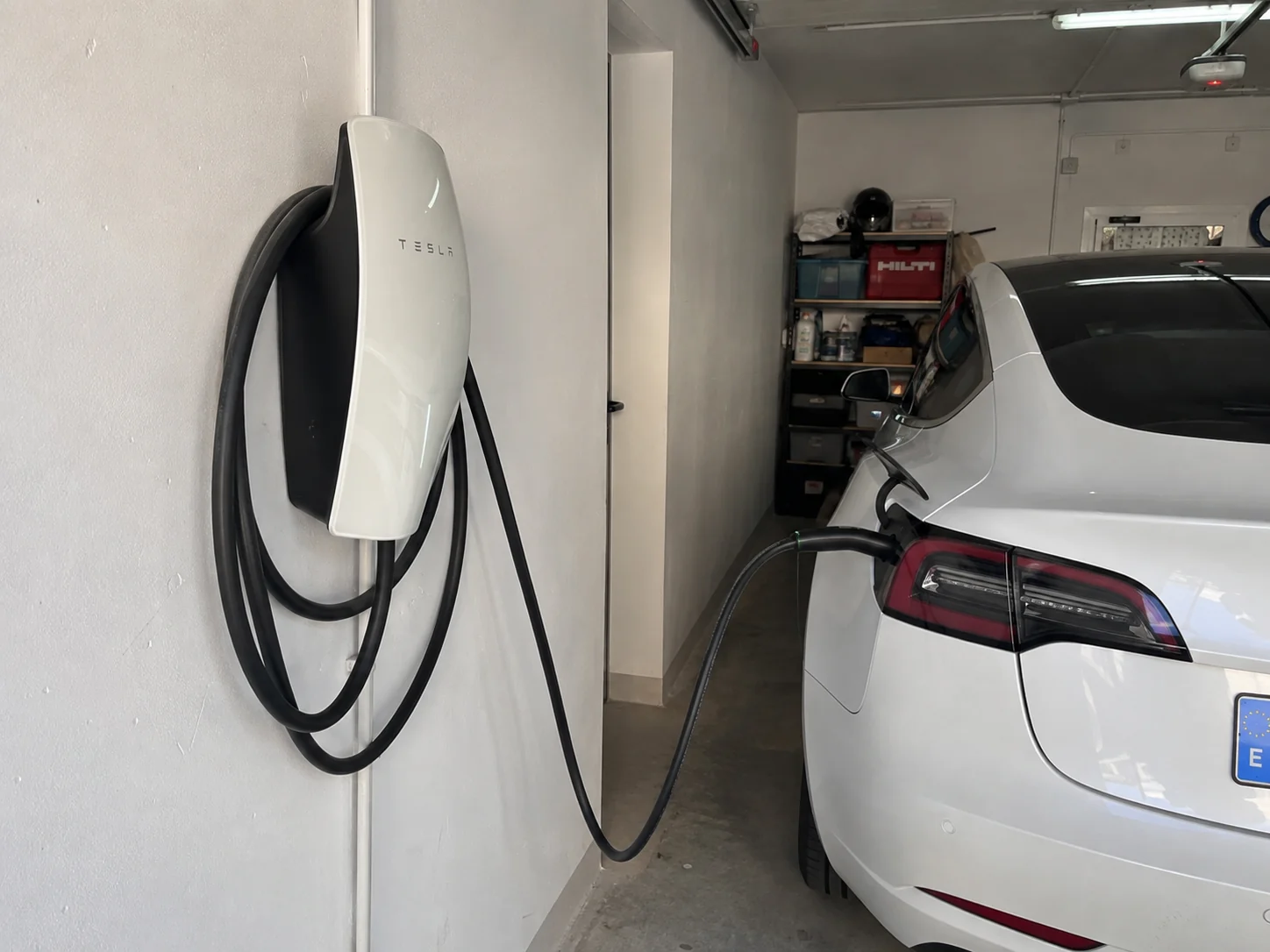 Tesla Wall Connector instalado en un garaje particular y conectado a un vehículo eléctrico en Galicia