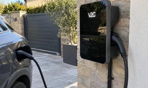 Coche eléctrico conectado a un cargador V2C instalado en el exterior de una vivienda en Galicia