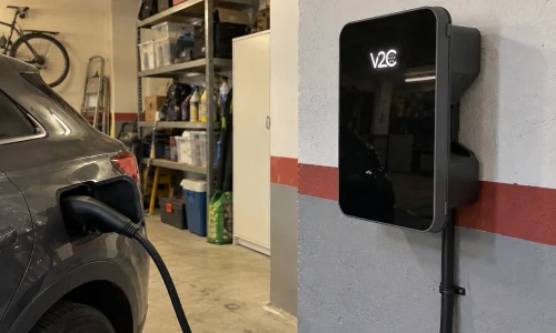 Coche eléctrico conectado a un cargador V2C instalado por Electrocarga en un garaje particular en Galicia