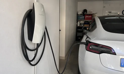 Tesla Wall Connector instalado en un garaje particular y conectado a un vehículo eléctrico en Galicia